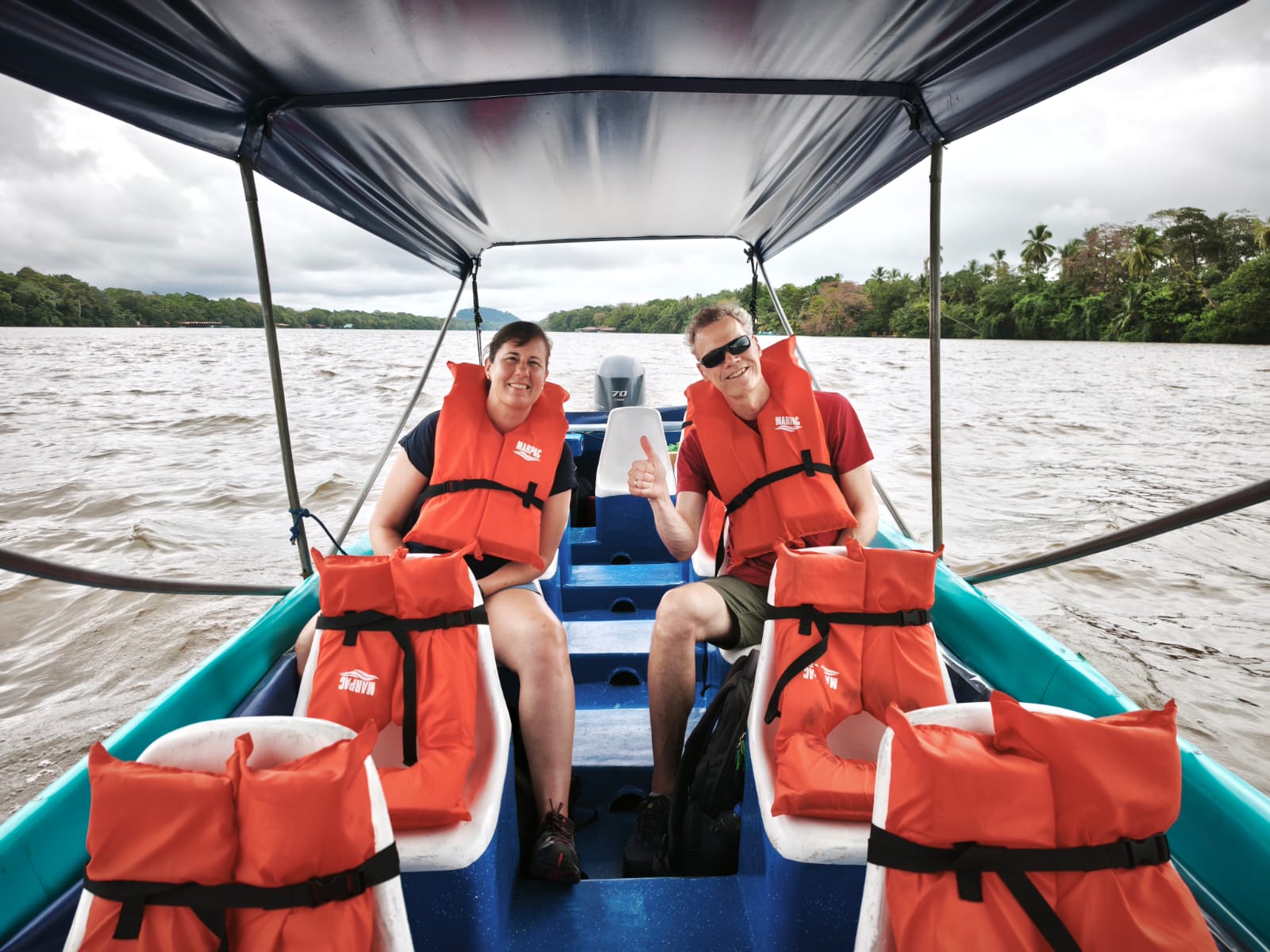 Couple enjoying private boat charter in Tortuguero with Transporte Smith